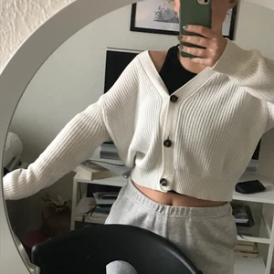 Stickad kofta - En vit stickad kofta.