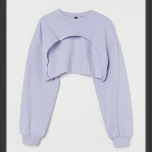 Hm cropped tröja - Super snygg cropped tröja från hm i storlek S som passar perfekt till a ha ett linne eller en t-shirt under! Så snyggt!! Säljer pga att den inte passar just mig. Använd 1 gång och super fint skick (nästan som ny)