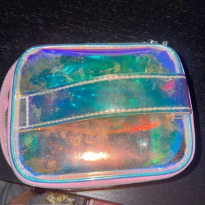 Fin väska till smink  - Den är fin o man kan lägga vad som hälsa i denna 