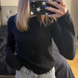 Tröja  - Superfin svart stickad tröja från veromoda i stl S, tröjan är i nyskick och säljer för att den inte används. Säljer för 100kr+frakt🖤🤍