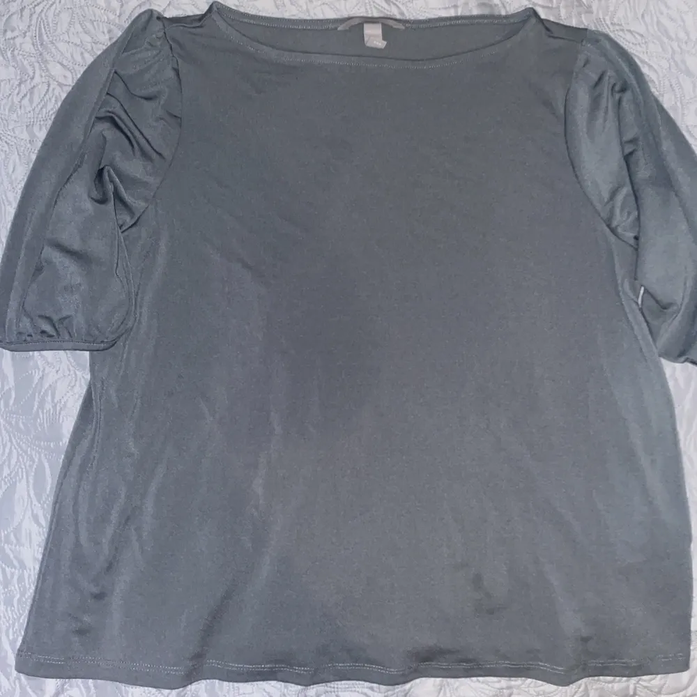 Den e mysig och är grå färg inga konstigheter ny tvättad köpte denna för 2 månadersen använd 6 gånger. T-shirts.