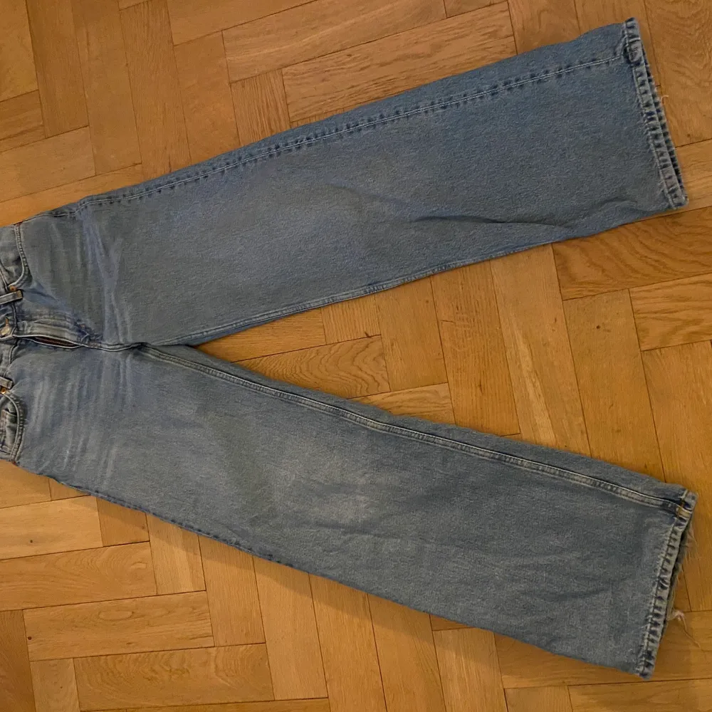 Sjukt snygga jeans från Monki som tyvärr blivit för små. Waist 25, vida ben.. Jeans & Byxor.