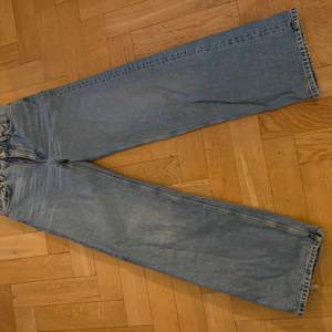 Sjukt snygga jeans från Monki som tyvärr blivit för små. Waist 25, vida ben.