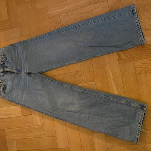 Jeans från Monki waist 25 - Sjukt snygga jeans från Monki som tyvärr blivit för små. Waist 25, vida ben.