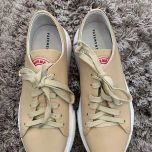 Pavement X Jeffrey Campell sneakers  - Pavement X  Jeffery Campell sneakers natural, oanvända i läder.