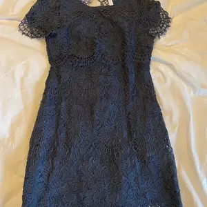 Jättefin mörkblå spetsklänning från H&M. Använd vid ett tillfälle