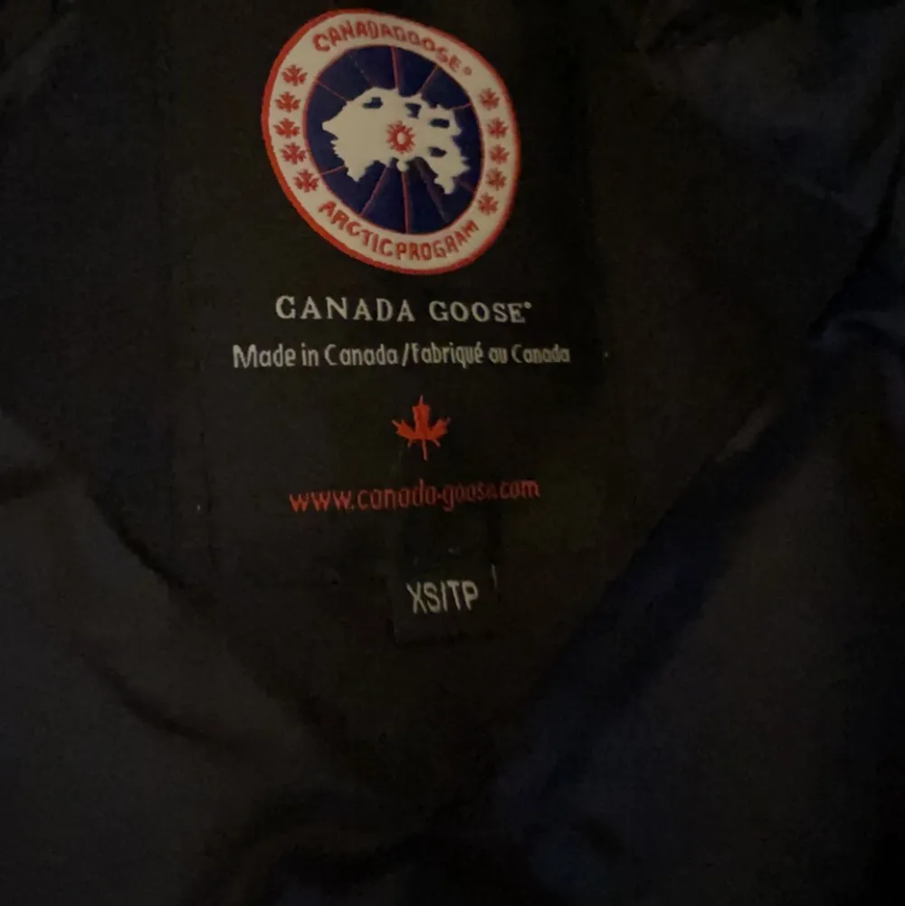 Fake canada goose jacka inköpt för 2000 säljs för 1000 kr i kontant i Tumba på min adress ( möts inte upp någon annanstans av säkerhetsskäl) storlek xs men är mer som en s/m skriv för mer info . Jackor.