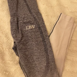 icaniwill tights - säljer dessa superfina och helt oanvända tights då de tyvärr inte kommer till användning. high waisted, stretchiga och seamless. squatproof!! skriv privat för fler bilder❤️❤️ nypris 699 mitt pris 200 kr