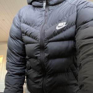 Fin vinterjacka från Nike i svart sen förra året som har blivit för liten. Den är i storlek M från barn avdelningen(137-147cm) och i bra skick! 