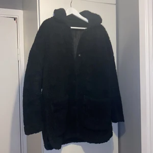 Svart teddyjacka - Svart teddyjacka från H&M. Gott skick. Strl L/XL.