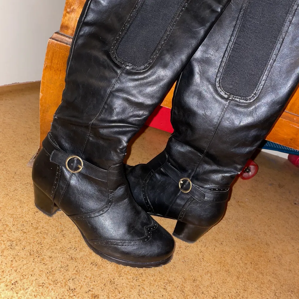 Sjukt snygga boots som ej kommer till användning pga för småa för mig. Använt fåtal gånger och extremt bekväma. Har en liten klack fast passar fortfarande till vintern💕 strlk 39. Skor.