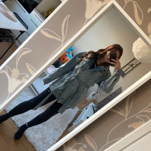 Jeansjacka använd 1 gång - Jeans jacka från Fashion Nova. Använd endast 1 gång.