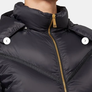 Versace puffer herr jacka - Fin jacka som har användst  väldigt sparsamt ca 3ggr. Den passar inte mig tyvärr där av behöver jag sälja den. Den är väldigt varm och passar både vinter och höst väder.inköps pris: ca 13000. Säljer denna för 9000kr, pris kan diskuteras vid snabb affär. 