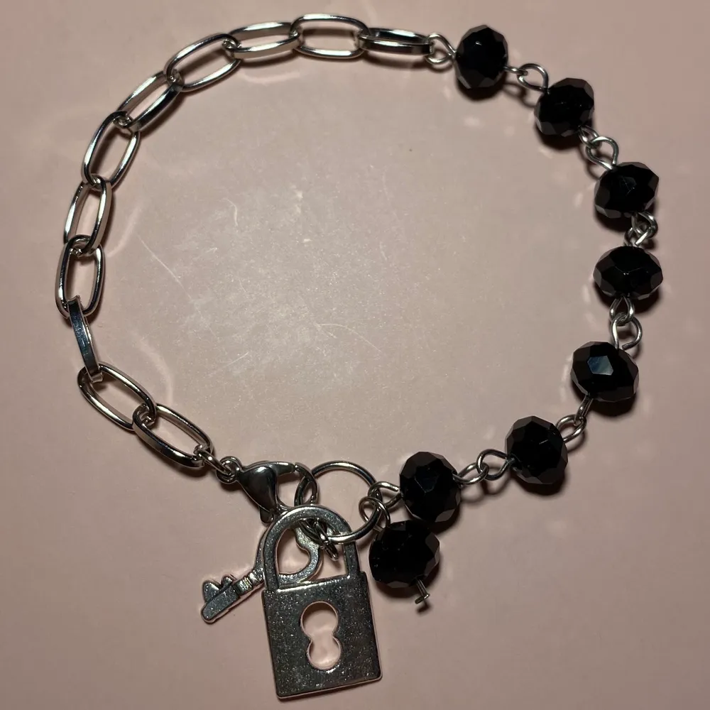 Armband i rostfritt stål med facetterade svarta pärlor samt nyckel och lås berlocker🔐🖤 Fri frakt✨. Accessoarer.