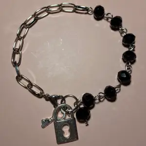 Armband i rostfritt stål med facetterade svarta pärlor samt nyckel och lås berlocker🔐🖤 Fri frakt✨