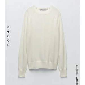 Vit Stickad ylletröja från zara  - En helt oanvänd tröja ifrån zara, köpt för 399kr