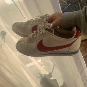 Vintage Nike skor - Jättesnygga vintage 70’s nike skor. Säljes pga att dom inte kommer till användning. Strl 38,5 (passar 38 också). Köpare för frakt💞