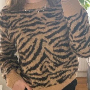 Mönstrad stickad tröja - Super fin, sticks inte, använd fåtal gånger. Skriv privat om du har frågor elr vill ha mer bilder. 150 +frakt🥰