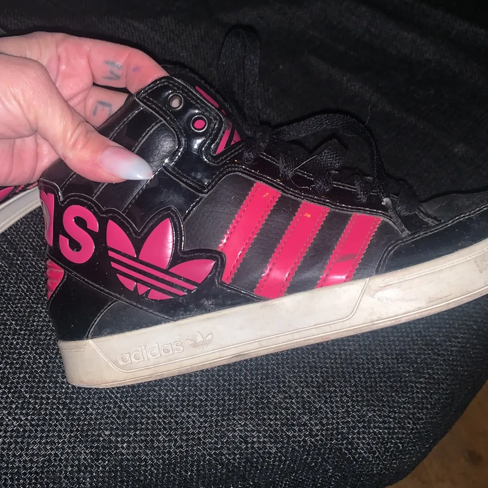 Vintage Adidas 1980s Sneakers. Us Womens size 5. Black and pink. Hi top.. Skor.