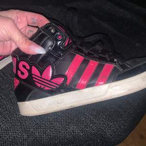 Vintage Adidas 1980s Sneakers. Us Womens size 5. Black and pink. Hi top.