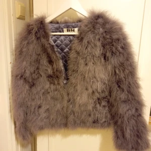 Fjäder jacka  - Ur snygg jacka / kofta ej fodrad.. i st M ny skick 