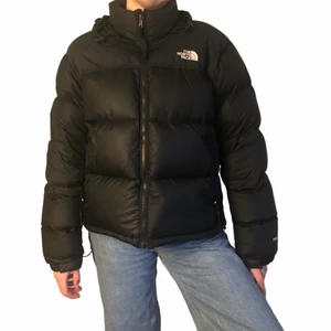 The north face jacka - Jackan är i bra skick utan defekter, köptes för ca två år sedan. Den är i storlek L men är ganska liten i storleken. Jag är egentligen S-M och den är inte stor på mig. 