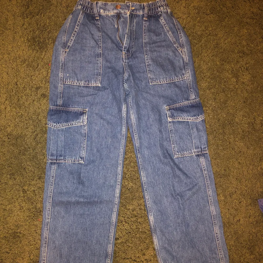 NLY cargo jeans med resor i midjan, stl S passar på M också, knappt använda. . Jeans & Byxor.