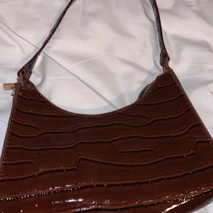 Brun baguette väska - Aldrig använt, köpt för 120kr, helt nytt skick