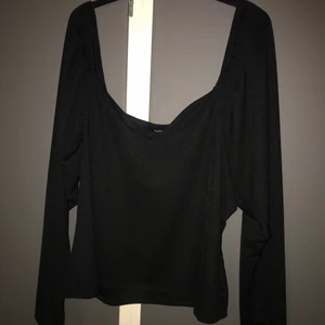 Plus Size Boohoo topp - Jättefin svart topp som kommit till användning 2 gånger, blivit för stor men är i väldigt fin skick. 