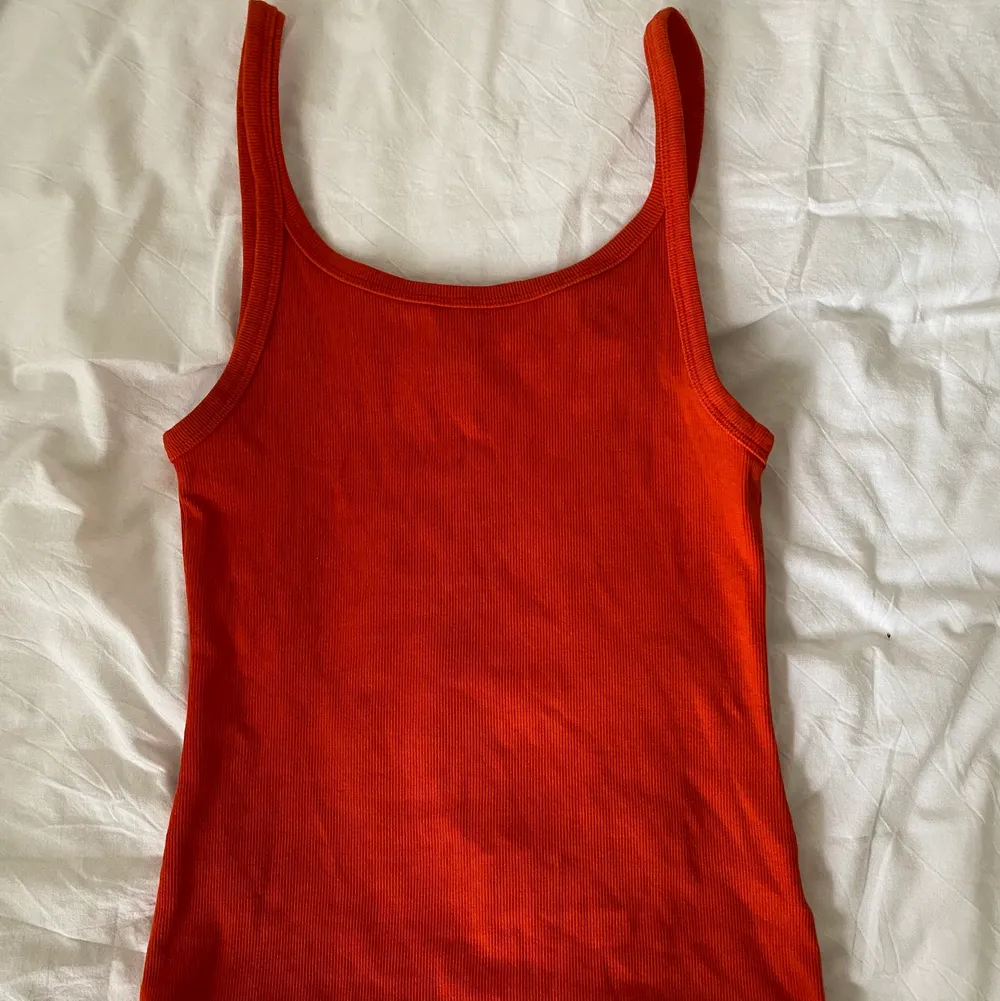 Rött linne från h&m i storlek M. Ribbat och stretchigt tyg. Jättebra skick, säljer då jag inte har använt det på ett tag. Bara att fråga om ni undrar något 🥰. Toppar.