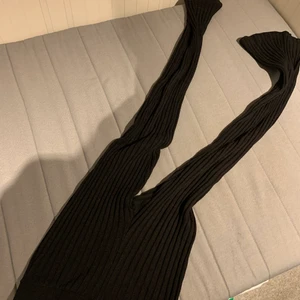 Byxor - Ett par fina utsvängda tights med ribbat material och snits på sidorna. Kan vara lite korta men sitter bra ändå! 💓