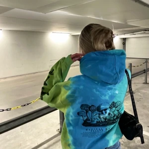 Urban hoodie - Hoodie från urban outfitters, endast använd nång gång men är gjord som att sen ska se lite använd ut! Frakt tillkommer❤️‍🔥