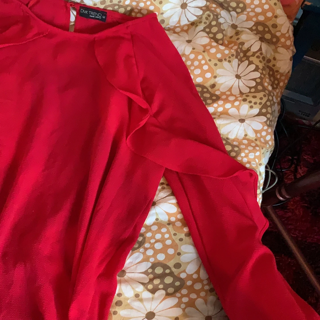 Röd blus med volanger - 91