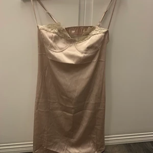 Klänning silkes - Super söt klänning som sitter fint på. Tyvärr så är den för liten för mig vid bysten då sömmarna runt bysten är ganska små :( Den är en L men sitter som en M