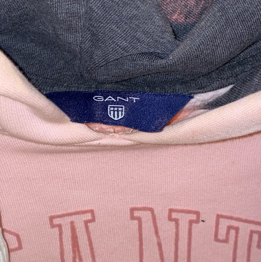Knappt använd rosa Gant-hoodie i storlek XS, har ej kommit till användning då jag har växt ur den. OBS  små fläckar på fickan, därför sänkt pris!🥰  Möts gärna i gbg annars står du för frakt . Hoodies.