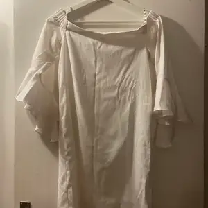 vit klänning från Missguided, Storlek XS 