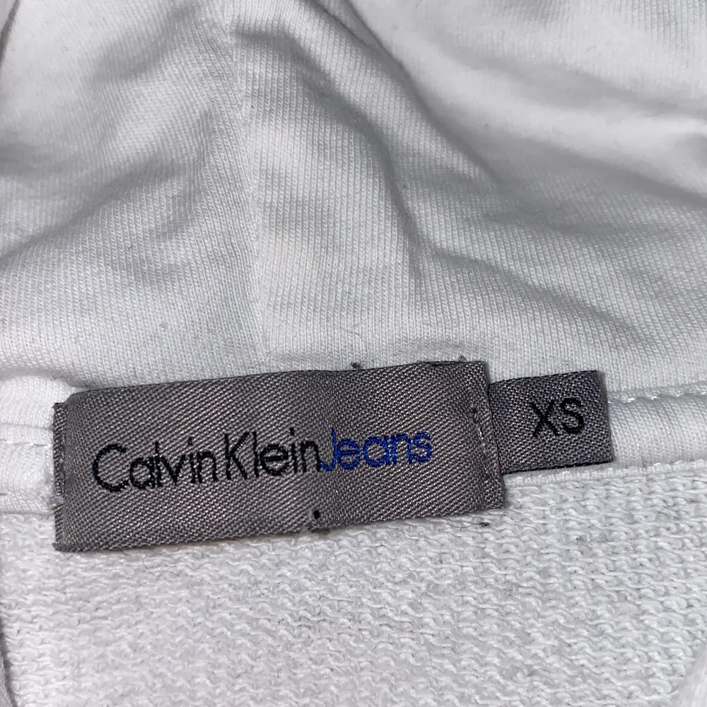 Hej! Jag säljer den här Calvin Klein koftan för att den har blivit för liten för mig, har inte andvänt den så mycket den hänger bara i min garderob. Den är köpt för ungefär 1200kr i Barkarby, den är i bra skick, skeiv om de är något ni undrar eller om ni vill ha fler bilder🥰. Tröjor & Koftor.