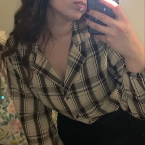 oversized grunge topp - balloon-sleeve blouse från ICHI! har storleken small, mer oversized än vanligt <3 möts upp i Uppsala och i Stockholm, annars står köparen för frakten ❤️