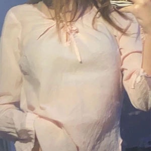 Super fin blus - Säljer denna super fina plus som bara inte har kommit till användning,den är i ny skick och är i s❤️köperen står för frakten och pris går att diskuteras!