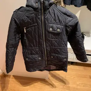 Barbour höstjacka junior, nysckick, mörkblå med pälskrage.