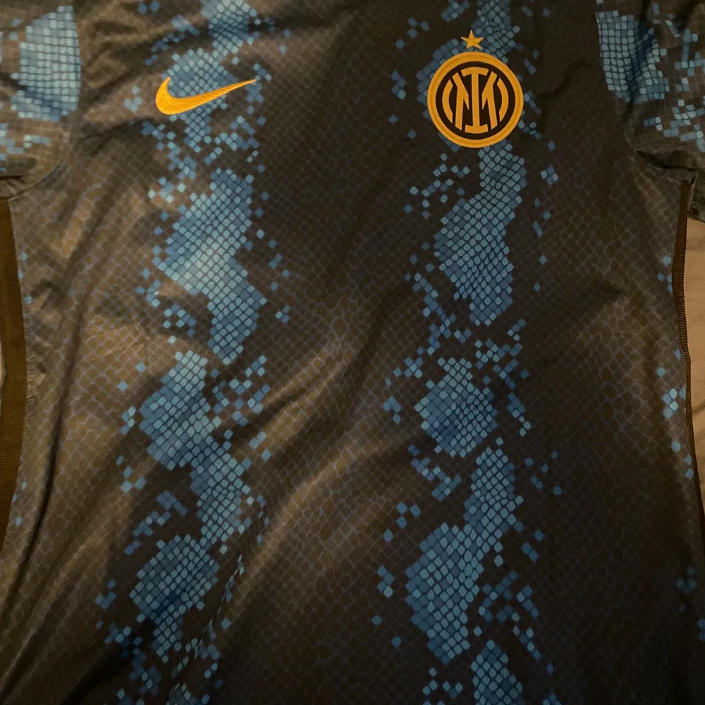 Säljer Oanvänd helt ny inter Milan tröja för 349 kronor. T-shirts.
