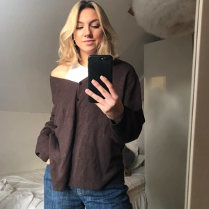 Brun secondhand kofta  - En brun kofta jag köpt på second hand som är i storlek XXL. Jag själv brukar bära S som referens.