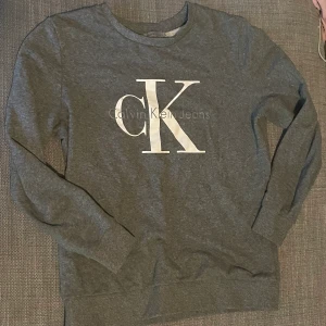 Calvin Clein sweater - Fin CK-tröja. Väldigt bra skick, sitter bekvämt och passar till det mesta. Storlek S men passar även M. Säljes endast pga akut behov av pengar. 66:- spårbar frakt. 90:- eller högst bjudande 🥰