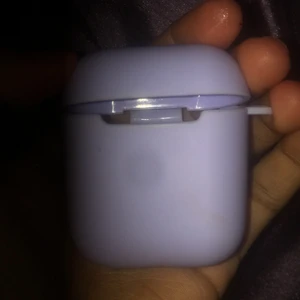 Lila AirPods skal -  AirPods skal finns i Malmö att hämta 💕 20kr 