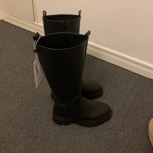 Stövlar  - Svarta höga stövlar från Monki , slutsålda!!! Helt nya med prislapp kvar 