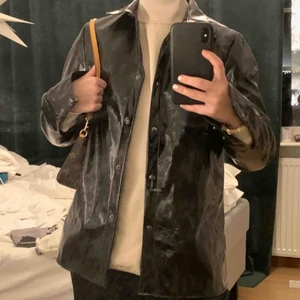 Lackad Blazer/jacka - svart Lackad blazer/Jacka från Na-Kd i storlek S.  Den är knappt använd och sitter skitsnyggt på! Frakt runt 50 kr. 