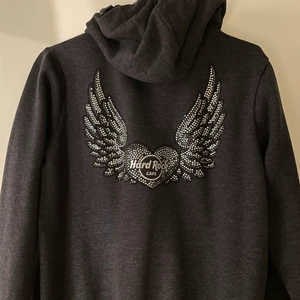 Hard Rock Couture Wings Hoodie - Tyvärr lite mindre än hur jag vill ha den därför säljes den. Hard rock cafe couture wings hoodie med rhinestones bak och fram + nitar på fickorna. 