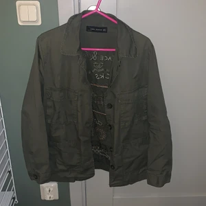 Jacka från zara - Intessekoll på min fina gröna jacka från zara ,En jätte fin grön jacka från zara med mönster på backsidan 