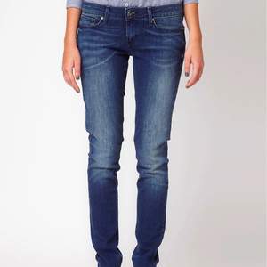Säljer dessa slutsålda sjukt fina Levis jeans, ny pris 714kr. Kom privat för fler bilder, pris kan diskuteras.💗💗💗💗💗