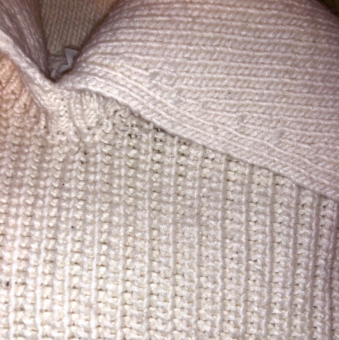 Vit stickad tröja med krage - 91